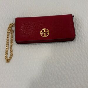 NWT Tory Burch Red Chelsea Wristlet pouch w/Gold Emblem.In pristine condition